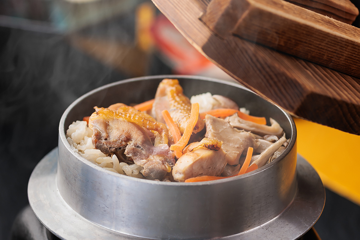 湯気がでている炊き込みご飯イメージ